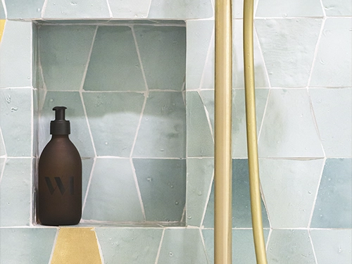 Pared de baño de azulejos de zellige de color Azul y dorado ducha